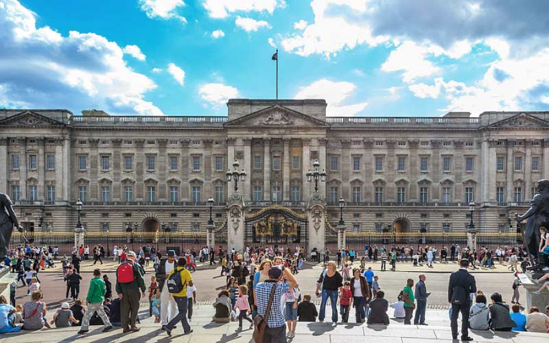 crowds in front of Buckingham Palace, UK tourist arrivals, August 2024, UK